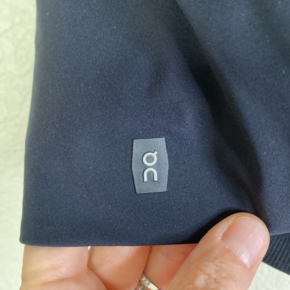 On Running sports bra Women's medium Black Strappy - Picture 3 of 4